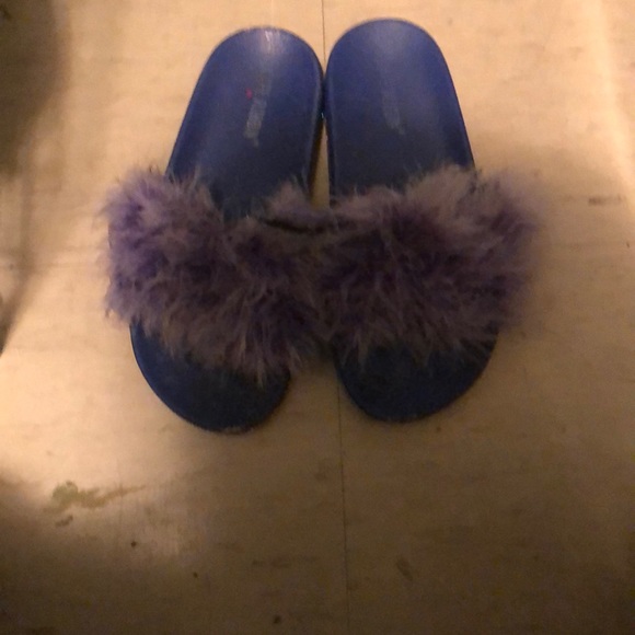 I am selling blue slippers - Picture 2 of 2